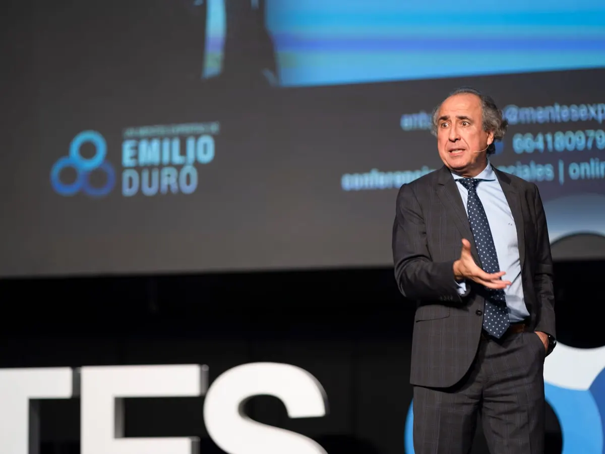 Emilio Duró en el escenario durante una conferencia